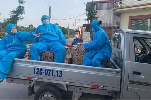 Đội quân tình nguyện tiếp tế cho bác sĩ ở tâm dịch Bắc Giang