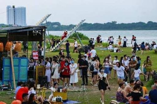 Để du khách tụ tập đông như 'trẩy hội', chủ bãi đá sông Hồng bị phạt 17,5 triệu đồng