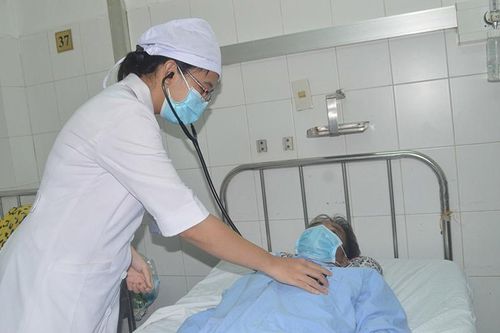 Gắp bốn chiếc răng giả trong phế quản