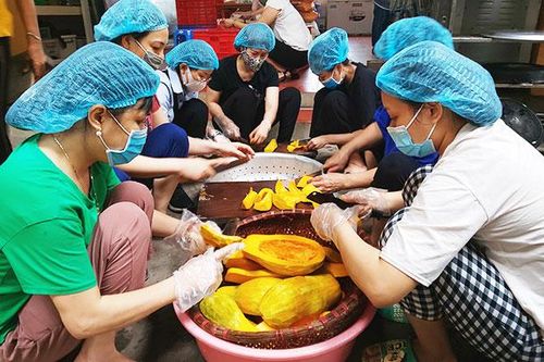 Những suất cơm nghĩa tình