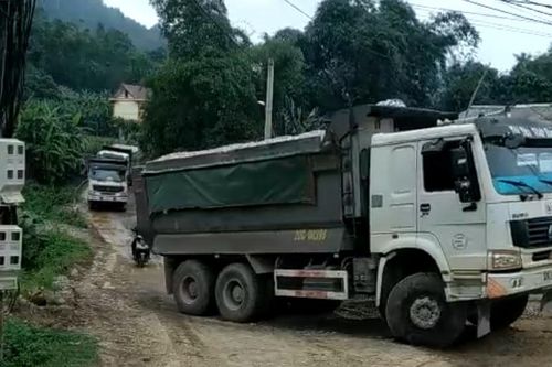 Xe quá tải 'băm nát' đường giao thông