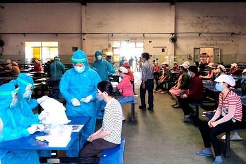 Đà Nẵng lấy mẫu xét nghiệm SARS-CoV-2 cho người lao động tại các khu công nghiệp