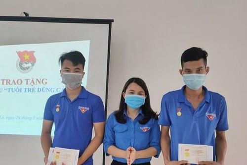 Trao huy hiệu 'Tuổi trẻ dũng cảm' cho 2 thanh niên cứu em nhỏ 3 tuổi bị đuối nước