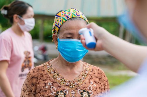 Tuyên bố 'về quê 1 ngày không cần khai báo y tế', nhân viên trạm xá bị phạt 10 triệu đồng
