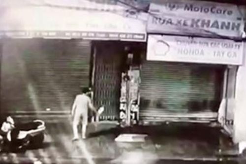 Truy bắt gã trung niên nửa đêm phóng hỏa đốt nhà người phụ nữ