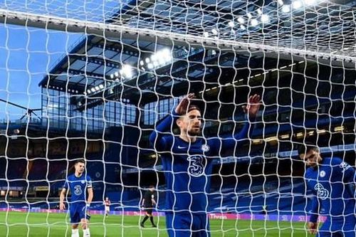 Chelsea trầy trật giữ vé Champions League