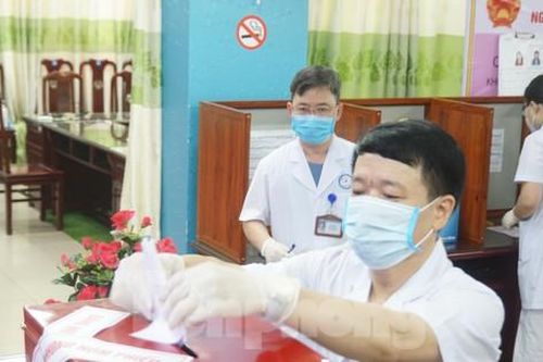 Hoàn thành nhiệm vụ, tổ bầu cử ở khu cách ly của Bắc Ninh theo dõi sức khỏe 14 ngày