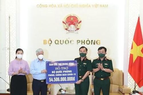 Trao 54,5 tỷ đồng hỗ trợ Bộ Quốc phòng chống dịch COVID-19