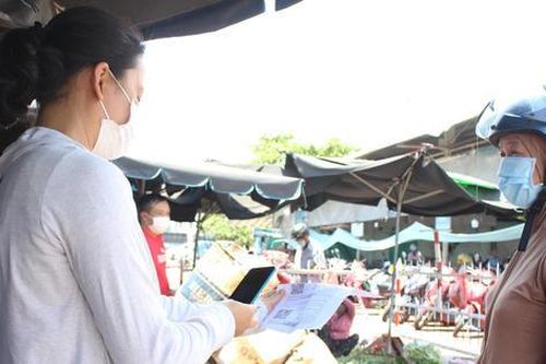 Người dân Đà Nẵng lần đầu trải nghiệm đi chợ bằng thẻ QR Code