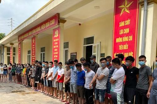 Bắt quả tang 40 dân chơi 'đập đá' trong quán karaoke