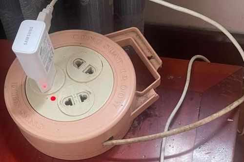 Điện thoại nổ khi đang cắm sạc, hai vợ chồng bị thương nặng