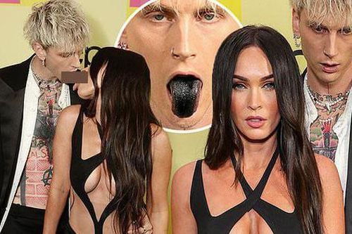 Tình trẻ bị 'ném đá' vì sơn đen lưỡi và hôn phản cảm với Megan Fox trên thảm đỏ
