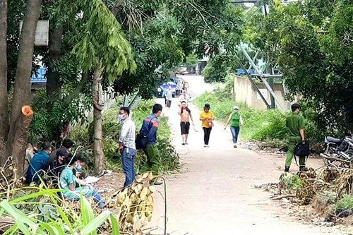 Người đàn ông bốc cháy ngùn ngụt dưới gốc cây, nghi tự thiêu