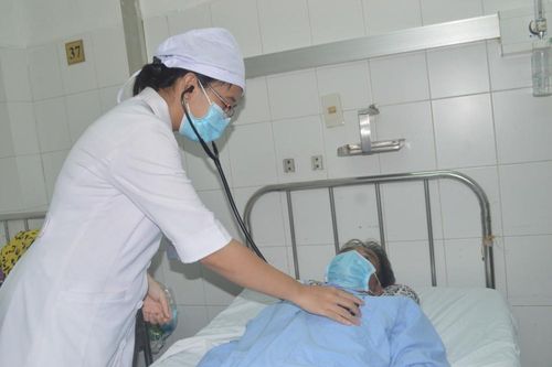 Mất 4 chiếc răng giả, bất ngờ phát hiện trong phế quản