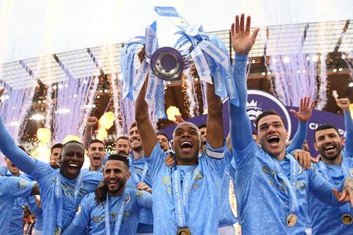Manchester City ăn mừng tưng bừng trên bục nhận cúp vô địch