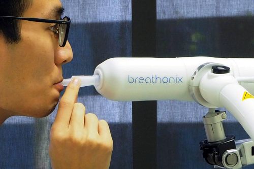 Singapore phê duyệt xét nghiệm nhanh virus SARS-CoV-2 qua hơi thở