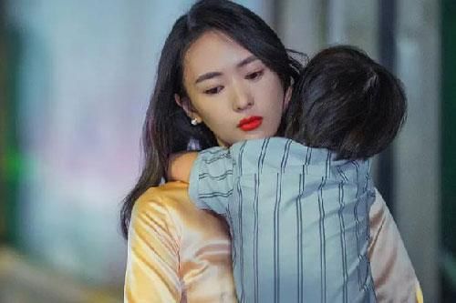Đang cho con ăn thì mẹ chồng lao vào quát: 'Nó phải ăn hết bát, trớ ra mới là no!'