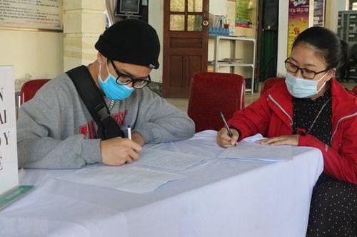 Nữ nhân viên Trạm Y tế xã bị phạt do không tiếp nhận khai báo của người dân về từ vùng dịch
