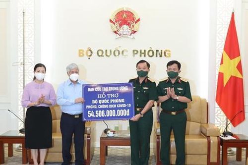 Trao hơn 54 tỷ đồng hỗ trợ Bộ Quốc phòng phục vụ công tác chống dịch