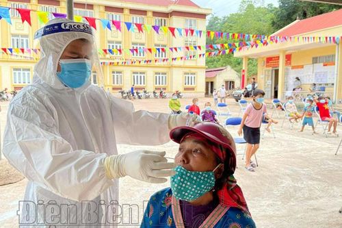 Lấy 4.000 mẫu xét nghiệm Covid-19 trong cộng đồng ở xã Si Pa Phìn
