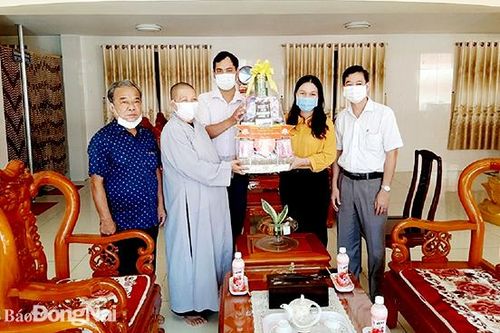 Thăm, tặng quà nhân Đại lễ Phật đản
