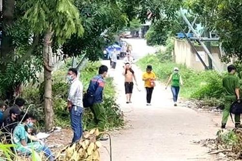 Một người đàn ông nghi tự thiêu dưới gốc cây