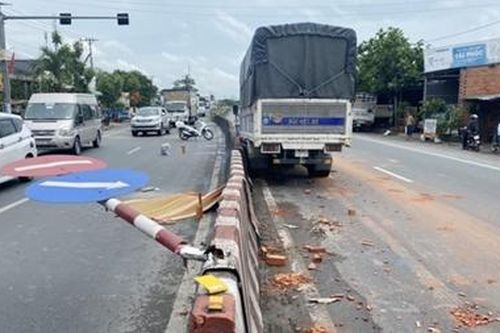 Xe tải va chạm xe ba gác máy chở gạch ống, 1 người tử vong tại chỗ
