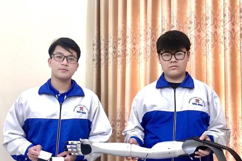 Đôi bạn thân 10X chế tạo cánh tay robot cho người khuyết tật đoạt giải quốc tế