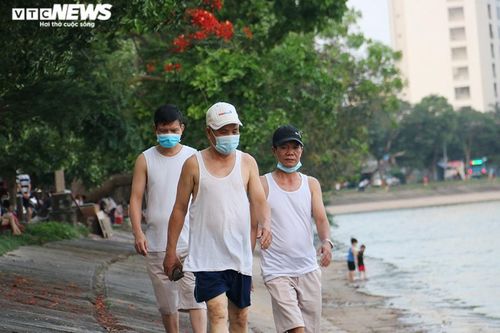 Phớt lờ lệnh cấm, người dân Hà Nội vô tư ra bờ hồ bơi lội và tập thể dục