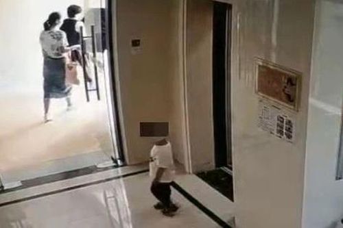 Mẹ mải nói chuyện quên mất con trai đi phía sau, khi sực nhớ ra chạy đi tìm thì đã là một thảm cảnh đau lòng