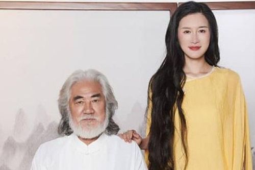 Trương Kỷ Trung đón tuổi 70 bên vợ trẻ, con thơ