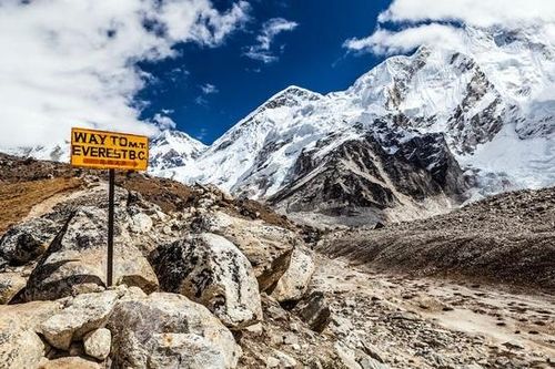 Dịch COVID-19 bùng phát mạnh trên đỉnh núi Everest cao nhất thế giới