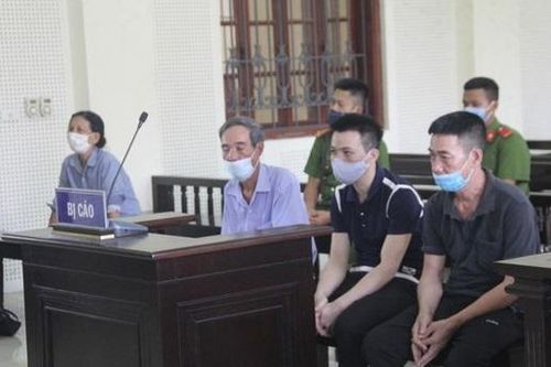Bố con, chú cháu 'rủ nhau' vào tù vì chém người