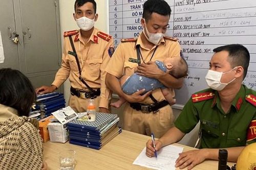 Hải Phòng: CSGT kịp thời giải cứu mẹ trẻ ôm con nhỏ định nhảy cầu tự tử