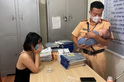 CSGT ngăn người phụ nữ ôm con định nhảy cầu