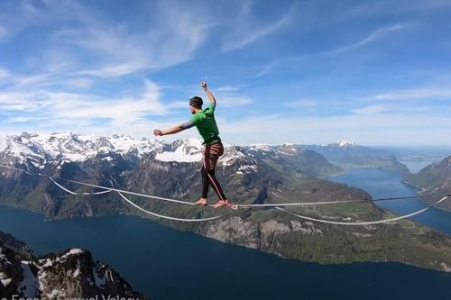 Biểu diễn nhào lộn thăng bằng ở độ cao 1.500 m