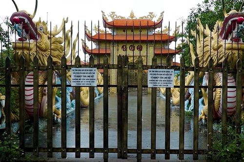 Không khí im ắng tại nhà thờ tổ của Hoài Linh