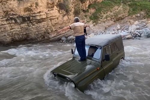 Giải cứu xe giữa dòng nước xiết ở Uzbekistan