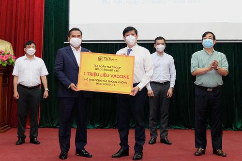 Bộ Y tế tiếp nhận hỗ trợ 125 tỷ đồng, 1 triệu USD và 1 triệu liều vaccine