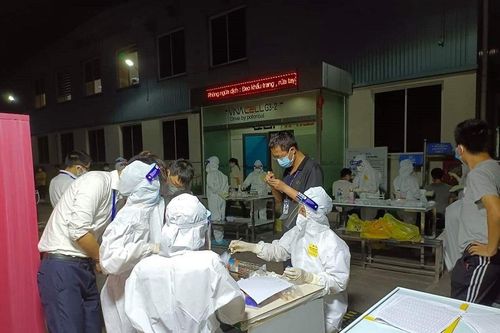 Khẩn trương test nhanh thí điểm cho 200 công nhân tại Bắc Giang