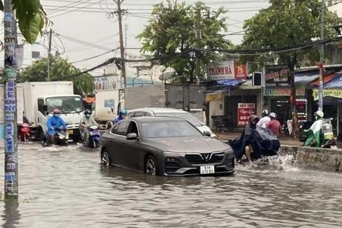 Mưa dông kéo dài 5 tiếng khiến nhiều khu vực ở TP. Hồ Chí Minh ngập nặng