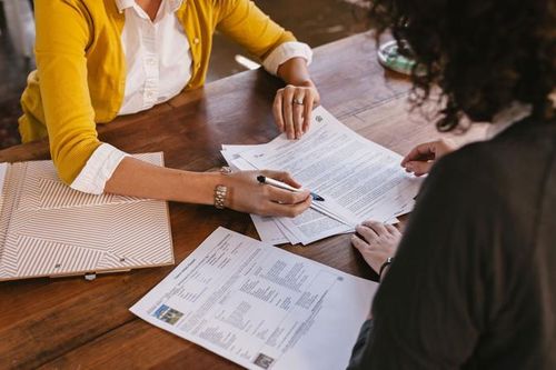 Bộ hợp đồng bảo hiểm của khách hàng gồm những giấy tờ gì?