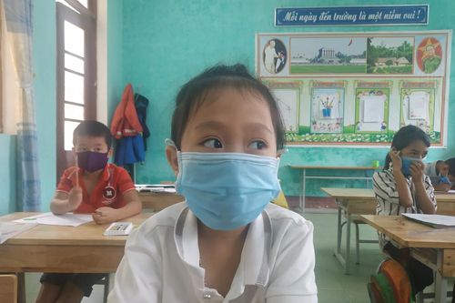 Giáo viên vùng cao chung tay góp sức mua SGK mới cho học trò