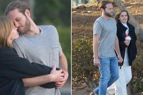 Emma Watson và bạn trai 'dính nhau như sam' trên phố, nhan sắc tiếp tục gây thất vọng