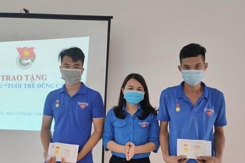 Tặng Huy hiệu 'Tuổi trẻ dũng cảm' cho 2 đoàn viên cứu người đuối nước