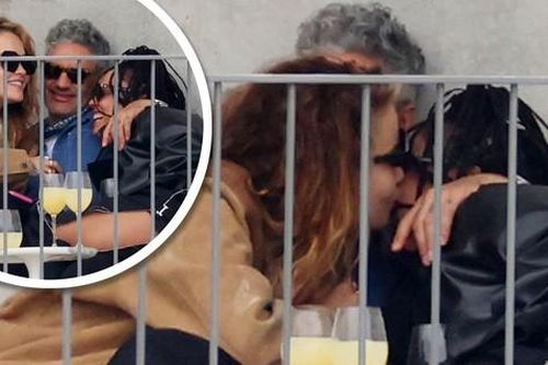 Sốc khi Rita Ora cùng bạn trai và một phụ nữ ôm hôn, thay phiên 'khóa môi'