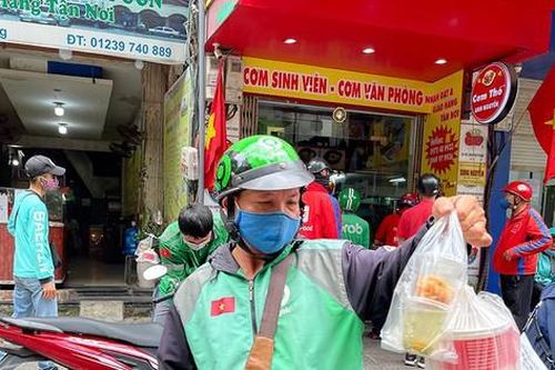 Hàng quán chỉ bán mang về, shipper 'nổ' đơn đôm đốp
