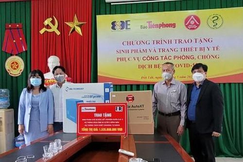 Công ty B.D.E cùng báo Tiền Phong tặng bộ máy xét nghiệm SARS-CoV-2 cho Đắk Lắk