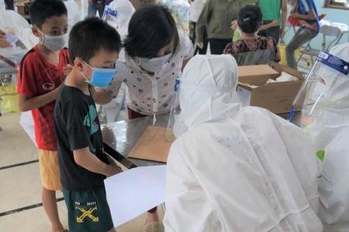 Tạm dừng nhiệm vụ Chủ tịch xã ở Bắc Giang để đưa công nhân đi cách ly