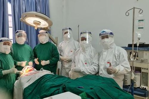 Bác sĩ TPHCM đến khu cách ly phẫu thuật bệnh nhân gãy xương hàm
